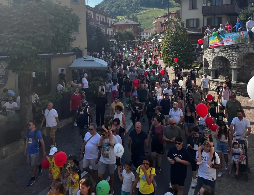 Un fiume di persone in marcia a Selvino