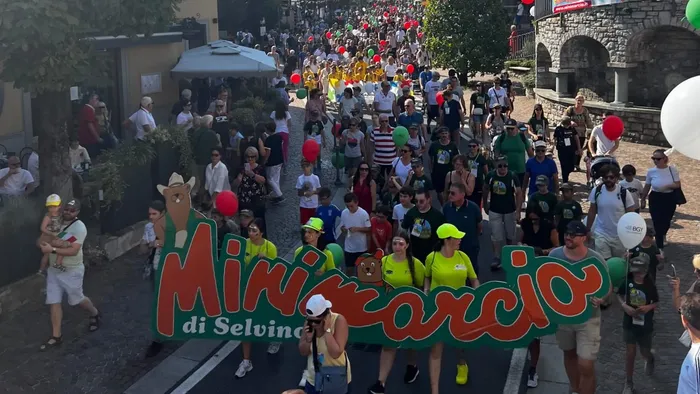 https://storage.ecodibergamo.it/media/photologue/2025/8/17/photos/cache/minimarcia-di-selvino-edizione-da-record-in-10-mila-tra-palloncini-e-colori_a92f2594-7b4b-11f0-9872-4de129e439ff_1920_1080_v3_large_16_9.webp