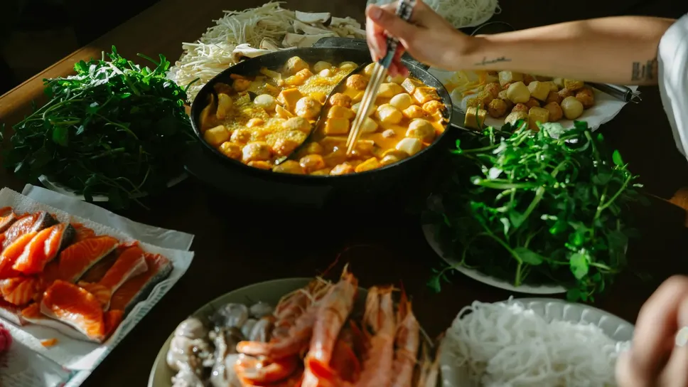 Ecco un pranzo o una cena ideale per la nostra dieta: zuppa, alcune varietà di pesce, e verdure Ecco un pranzo o una cena ideale per la nostra dieta: zuppa, alcune varietà di pesce, e verdure