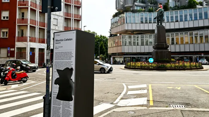 a bergamo danneggiato il totem sull8217opera di cattelan