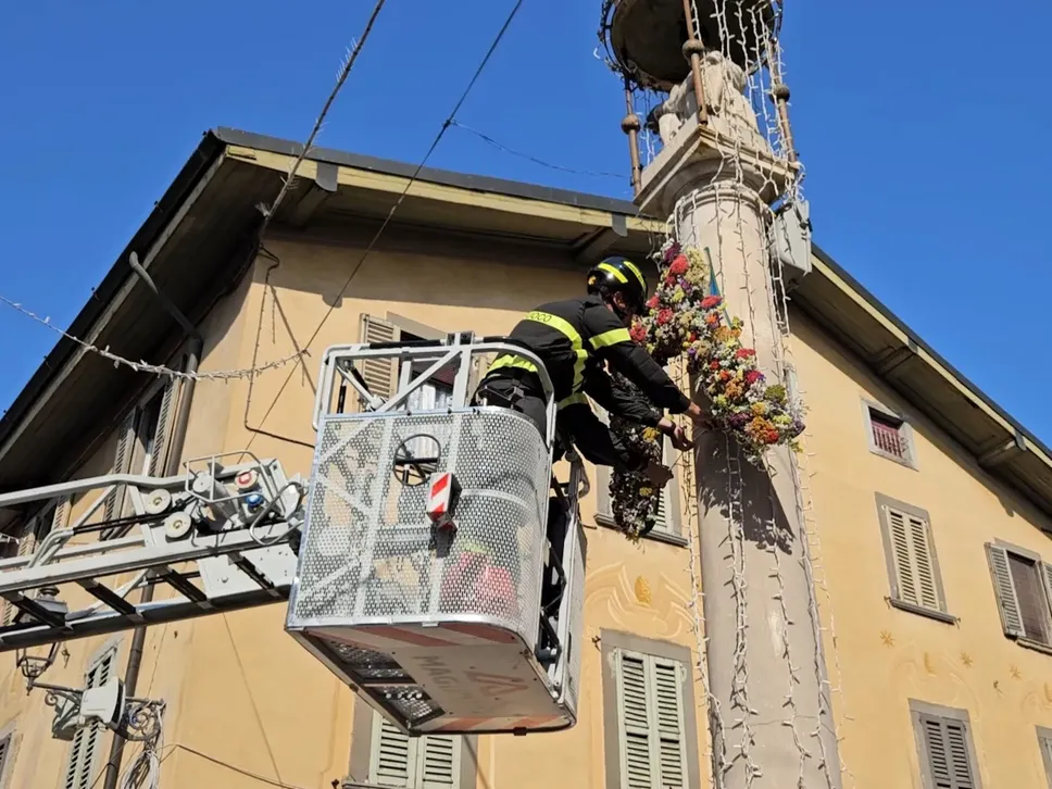 La posa dell’omaggio floreale dei Vigili del fuoco alla colonna votiva del sagrato del Santuario