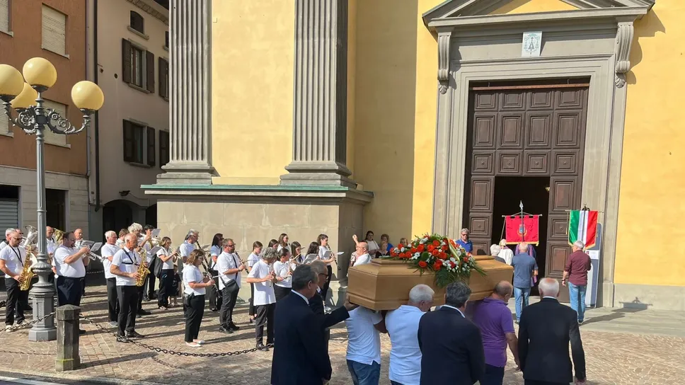 L’arrivo del feretro a Leffe