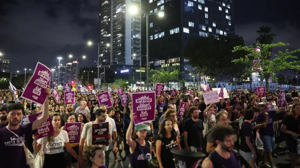 Manifestanti  a Tel Aviv contro la guerra e a sostegno delle famiglie degli ostaggi