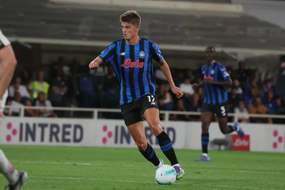 Charles De Ketelaere in azione nel Trofeo Bortolotti contro la Juve