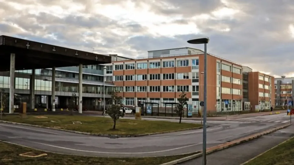Il decesso del piccolo all’ospedale di Cona, dove era stato trasferito d’urgenza per essere intubato