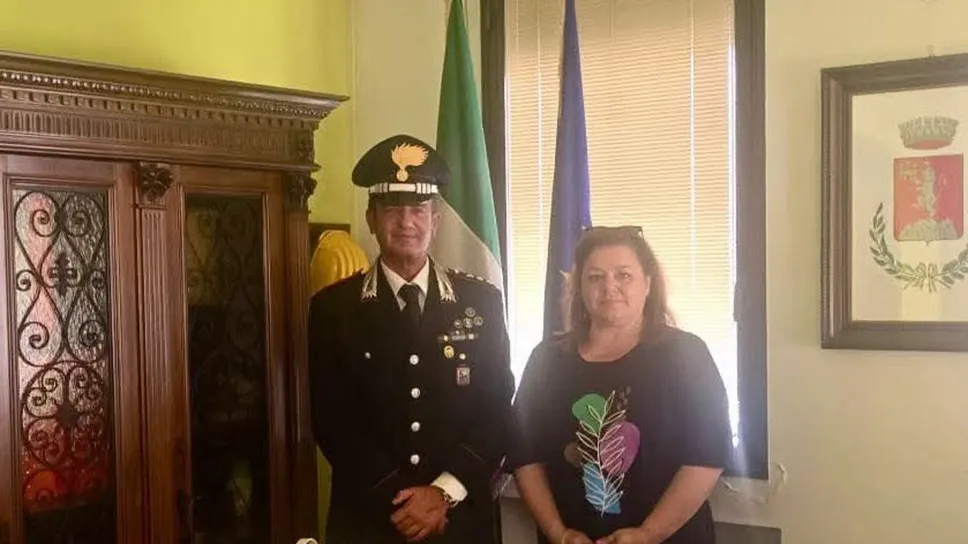 Il capitano Maurizio Guadalupi, comandante della Compagnia carabinieri di Clusone, e la sindaca di Castione Samantha Tagliaferri