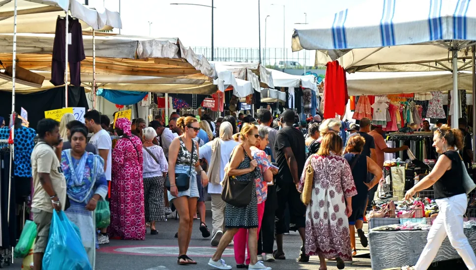 Il mercato di via Spino affollato anche ieri mattina