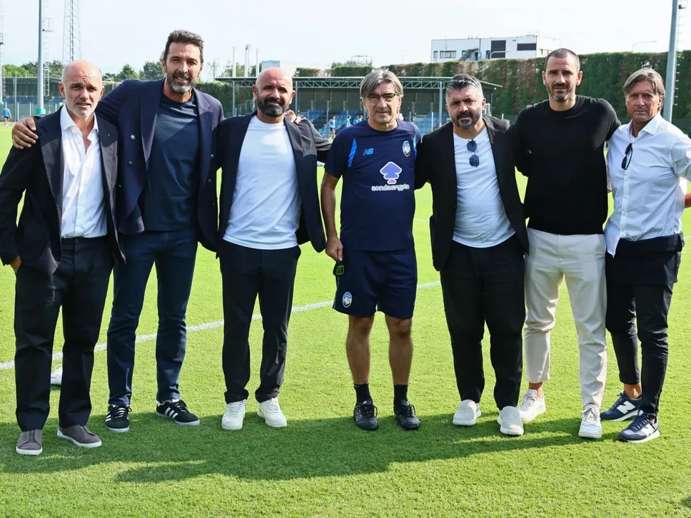 Foto di gruppo a Zingonia: da sinistra Luca Percassi, Buffon, Gigi Riccio, Juric, Gattuso, Bonucci e Roberto Perrone