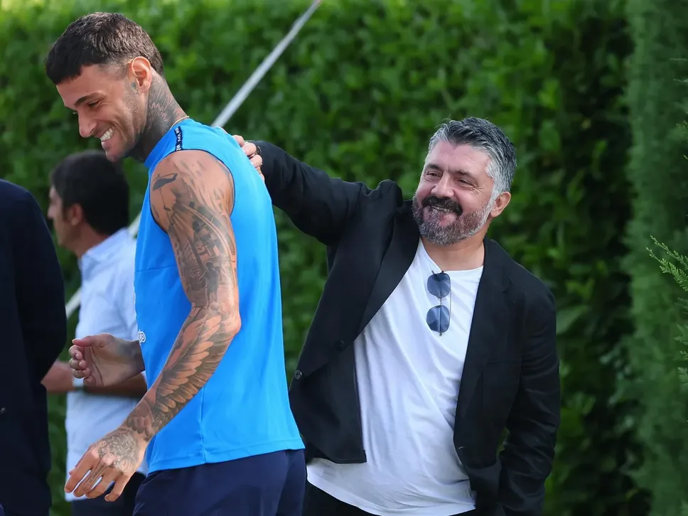 In campo mentre scherza con Scamacca