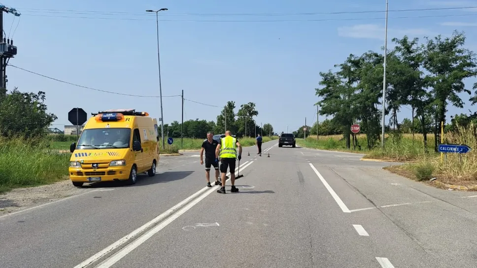 La bonifica della carreggiata dopo lo schianto
