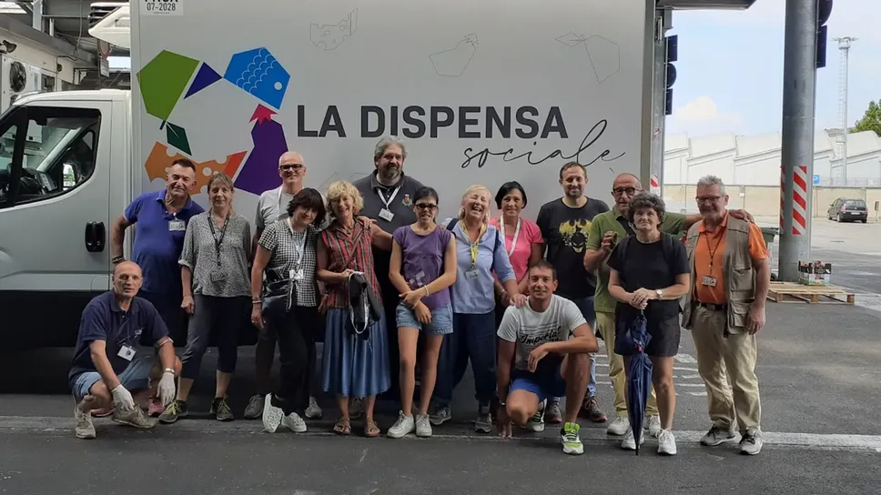 Un gruppo di volontari della «Dispensa Sociale» di Bergamo