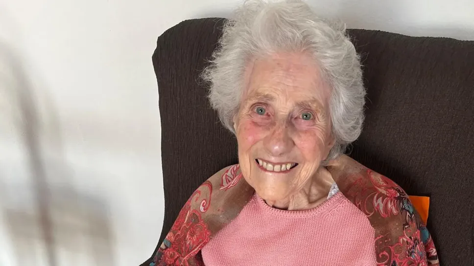 Ida Todeschini sorridente nella sua casa, tra quaderni e foto di ex alunni Ida Todeschini sorridente nella sua casa, tra quaderni e foto di ex alunni