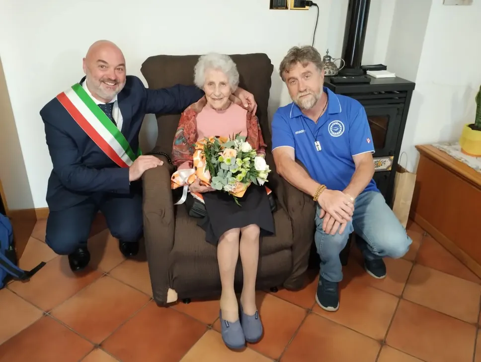 Tra il sindaco Manuel Locatelli e il parroco don Michele Lievore Tra il sindaco Manuel Locatelli e il parroco don Michele Lievore