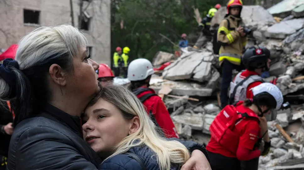 Il dolore di una madre e della figlia di fronte alle macerie della propria abitazione a kiev Il dolore di una madre e della figlia di fronte alle macerie della propria abitazione a kiev