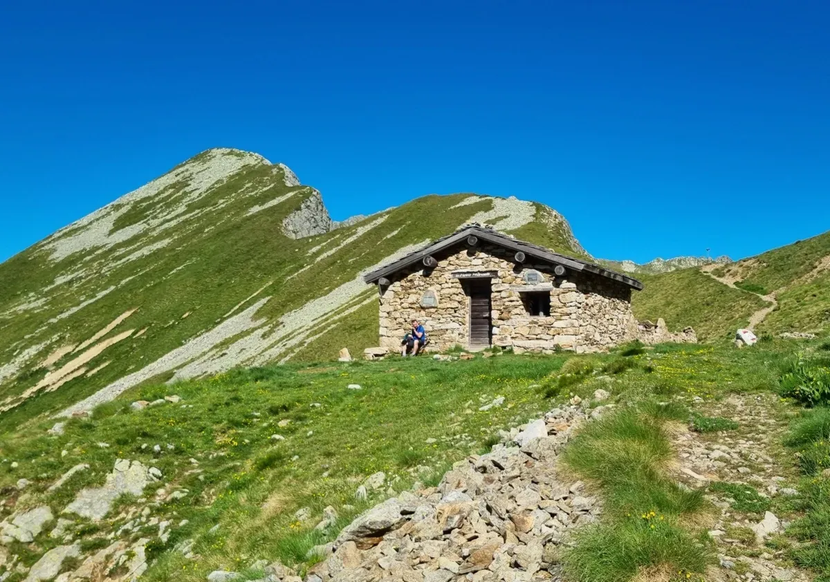 Il bivacco Pedrinelli al Passo di Publino