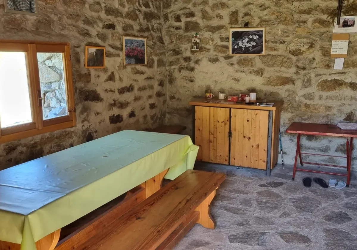 L’interno del bivacco Pedrinelli