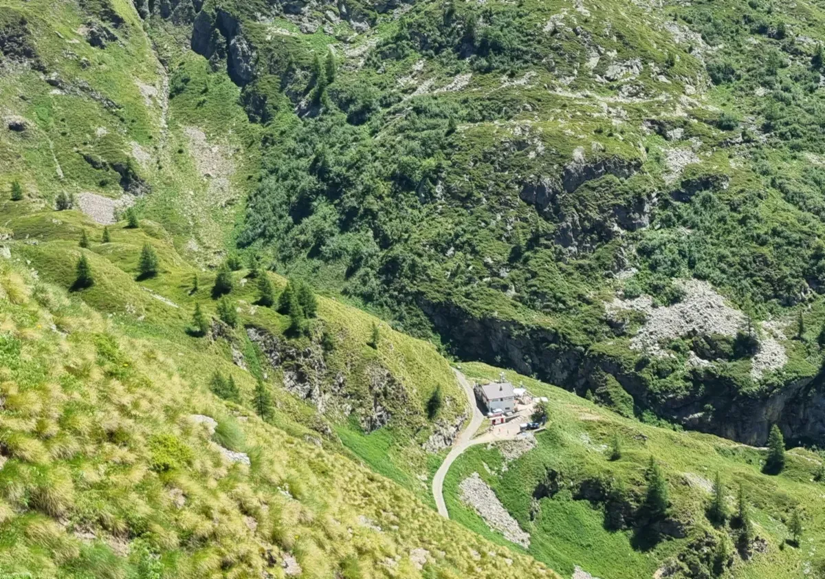 Il rifugio Longo dalla condotta del lago del Diavolo
