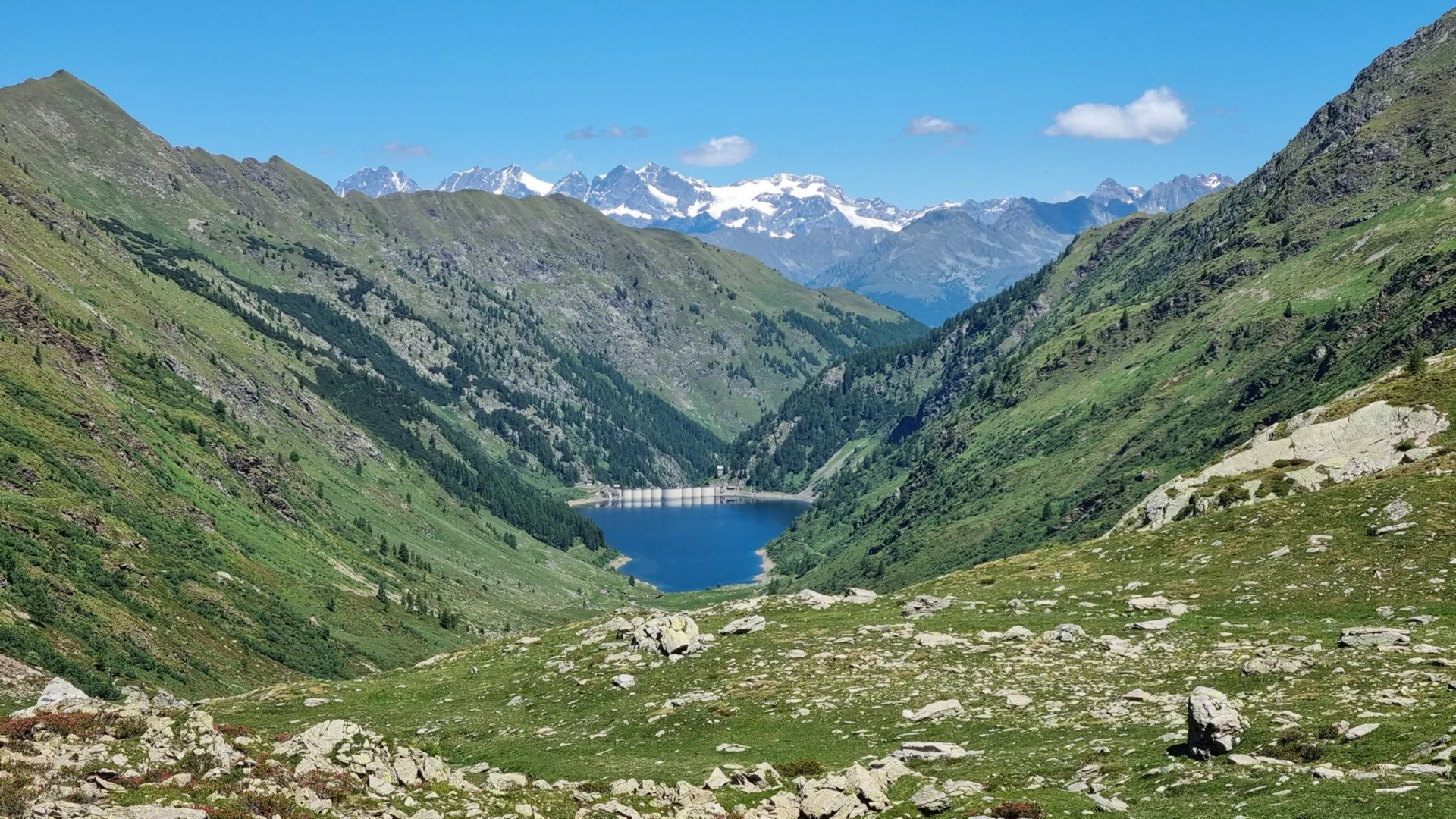 https://storage.ecodibergamo.it/media/photologue/2025/8/2/photos/ritorniamo-in-val-sambuzza-con-un-trekking-al-confine-tra-bergamasca-e-valtellin_ea8ea11c-6ec2-11f0-84d1-1a4cf007d5b9_1920_1080.webp