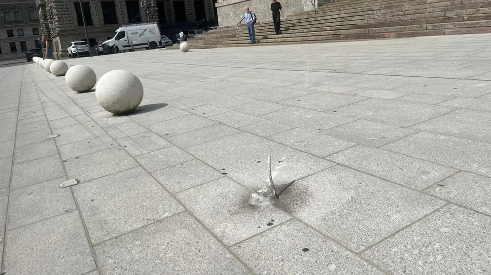 Il dissuasore rotondo in pietra divelto davanti alla Procura di Bergamo