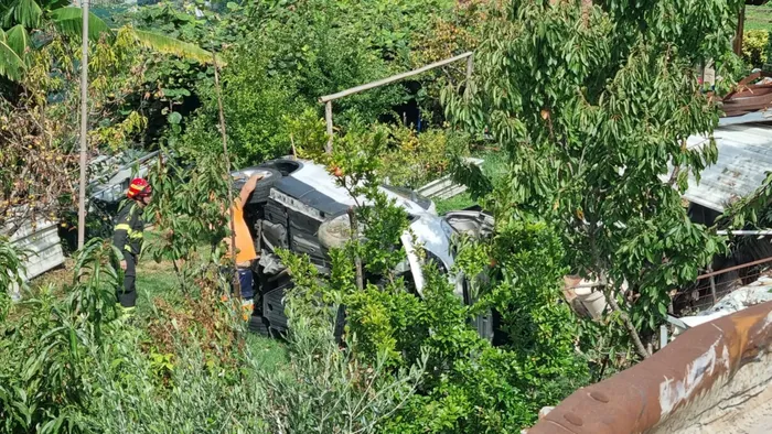 Auto sfonda il guardrail e precipita fuoristrada: tre feriti a Villa d’Almè   Foto e il video del recupero delle vetture