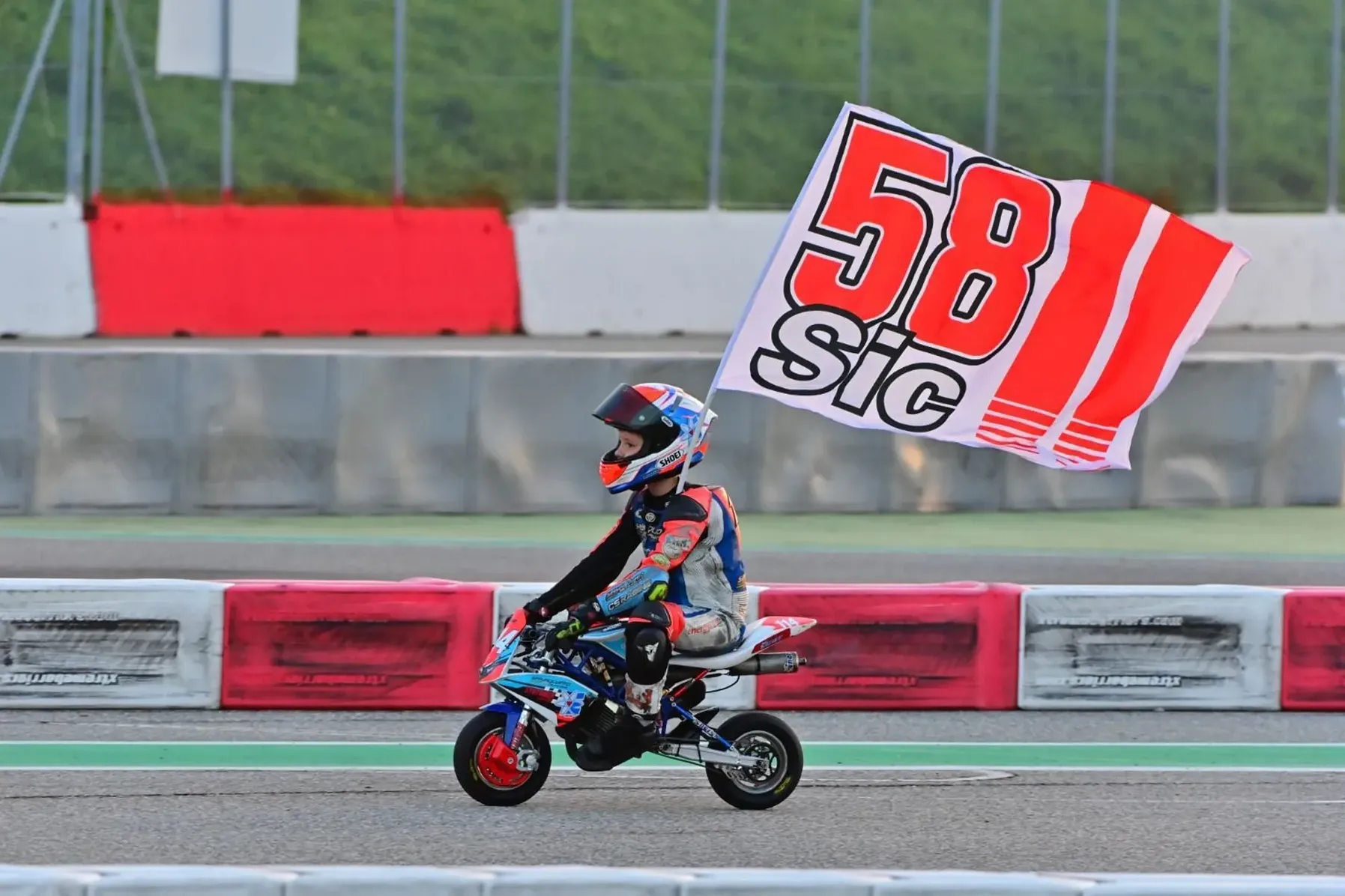 Marco Rizzi festeggia la vittoria al Trofeo Simoncelli