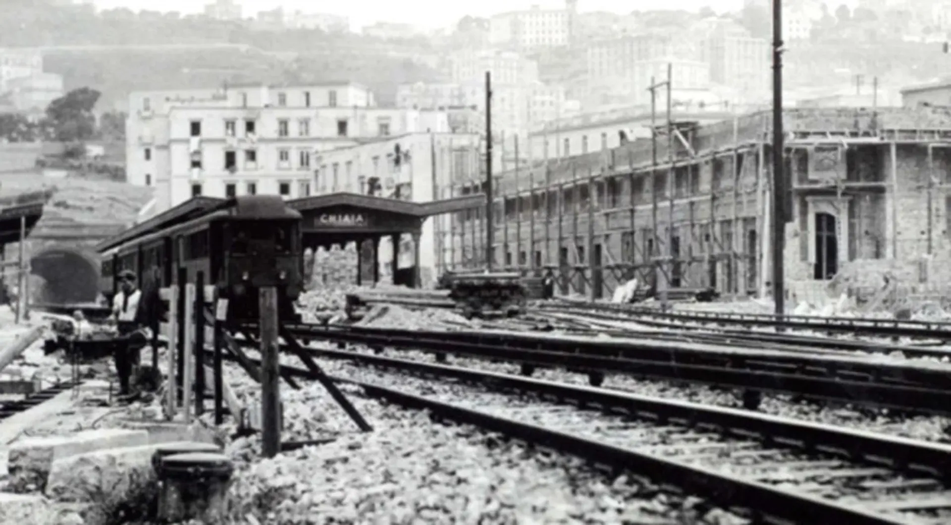 Stazione di Napoli Chiaia in costruzione con treno in transito sul binario 3