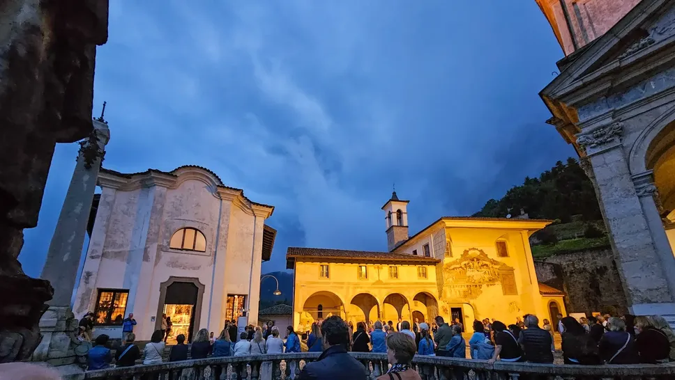 Alle 18.50 di giovedì 21 agosto il feretro di Matilde Valeri è arrivato a Clusone. Biglietti e fiori dagli amici. In tantissimi alla veglia