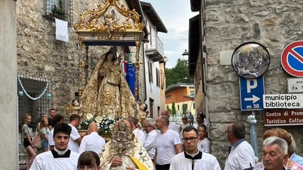 La statua della Madonna portata in processione a Solto prima di essere profanata dai ladri