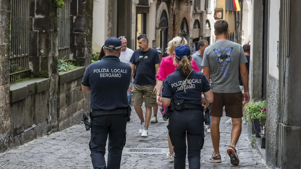 Gli agenti della Polizia locale hanno controllato diverse attività commerciali in Città Alta