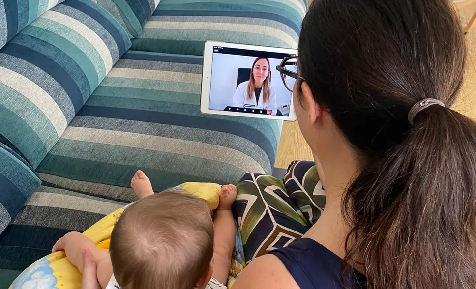 Una neo mamma durante il servizio di teleassistenza pediatrica