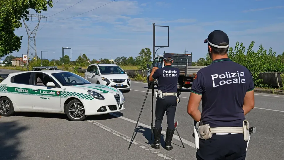 Un controllo della Polizia locale di Treviglio Un controllo della Polizia locale di Treviglio