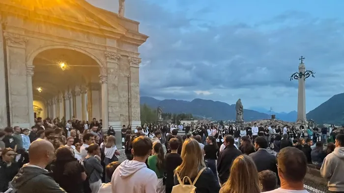 https://storage.ecodibergamo.it/media/photologue/2025/8/22/photos/cache/clusone-un-fiume-di-giovani-alla-veglia-per-matilde_2376d526-7f8a-11f0-baa2-a55527e0b8d4_1920_1080_v3_large_16_9.webp