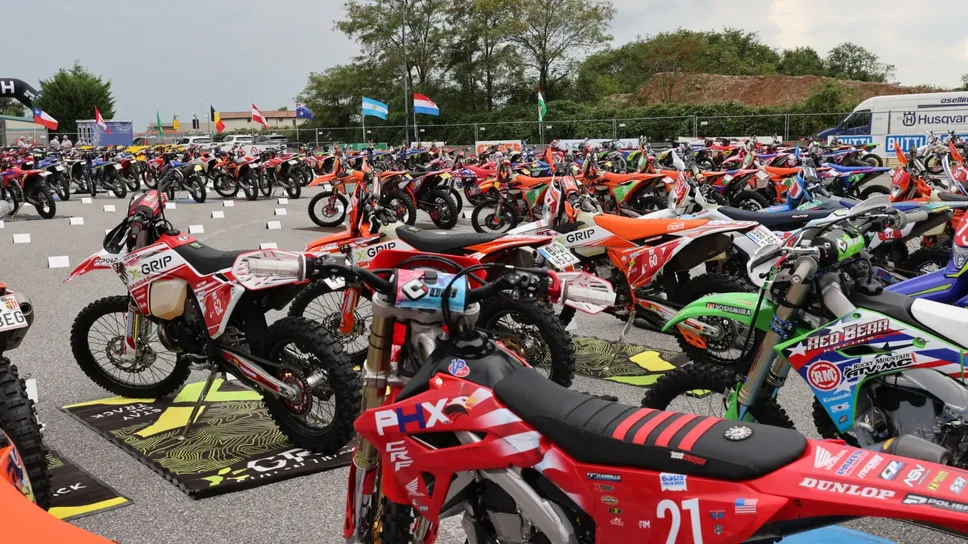Le moto allineate all’interno del parco chiuso alla Fiera Le moto allineate all’interno del parco chiuso alla Fiera