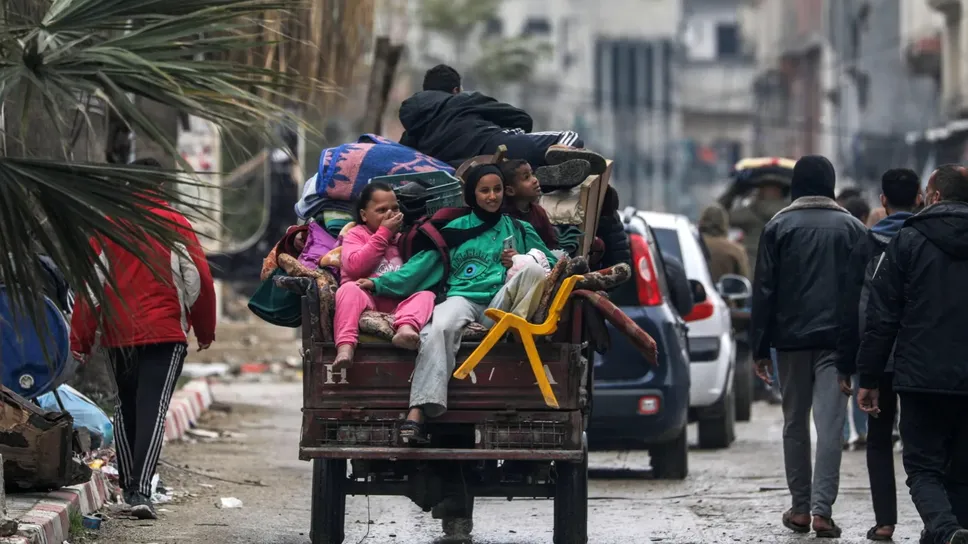 Una famiglia palestinese in fuga da un campo profughi nella striscia di Gaza Una famiglia palestinese in fuga da un campo profughi nella striscia di Gaza