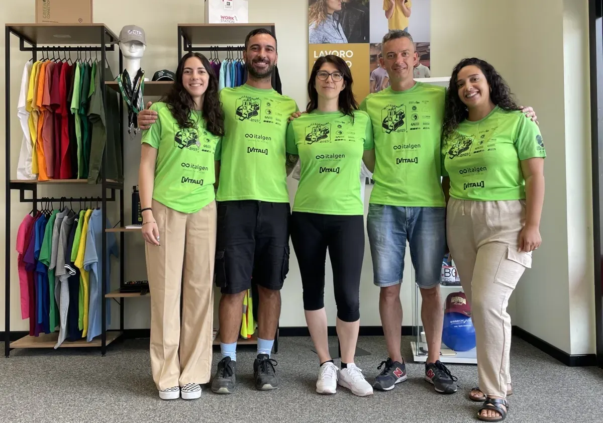 Il team di MBE Urgnano con la maglia 2025 della Millegradini