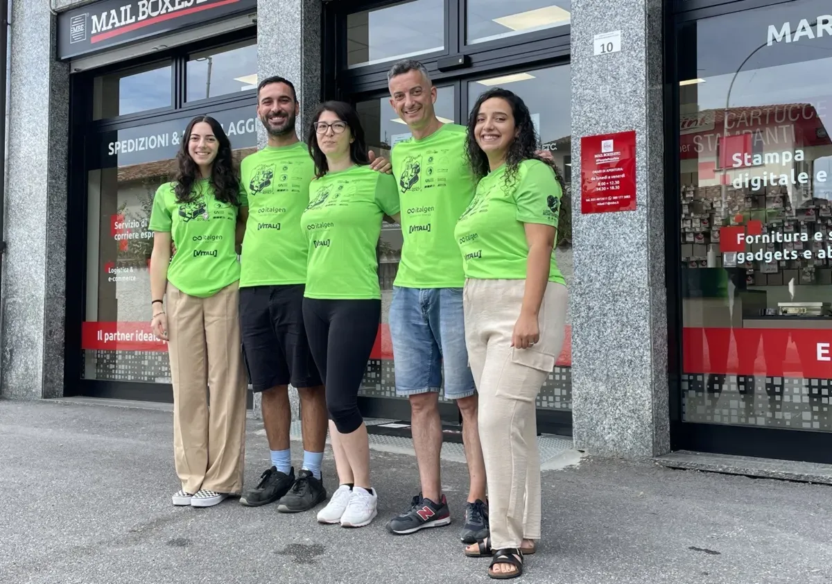 Il team MBE Urgnano all’ingresso del nuovo punto vendita