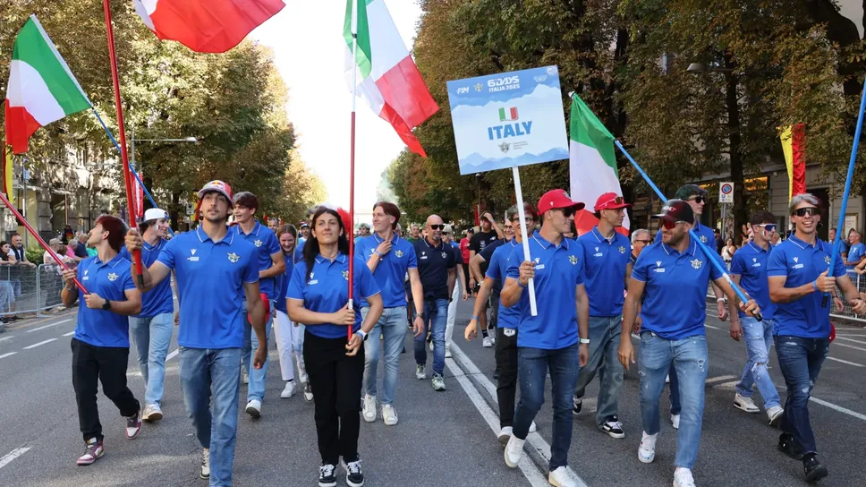L’Italia alla sfilata inaugurale. Gli azzurri puntano a riconquistare il Trofeo vinto l’ultima volta nel 2021 L’Italia alla sfilata inaugurale. Gli azzurri puntano a riconquistare il Trofeo vinto l’ultima volta nel 2021