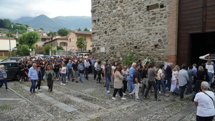 https://storage.ecodibergamo.it/media/photologue/2025/8/23/photos/cache/a-caprino-folla-ai-funerali-del-piccolo-eric-foto_fc8fbf56-7ff5-11f0-baa2-a55527e0b8d4_1920_1080_v3_large_16_9.webp