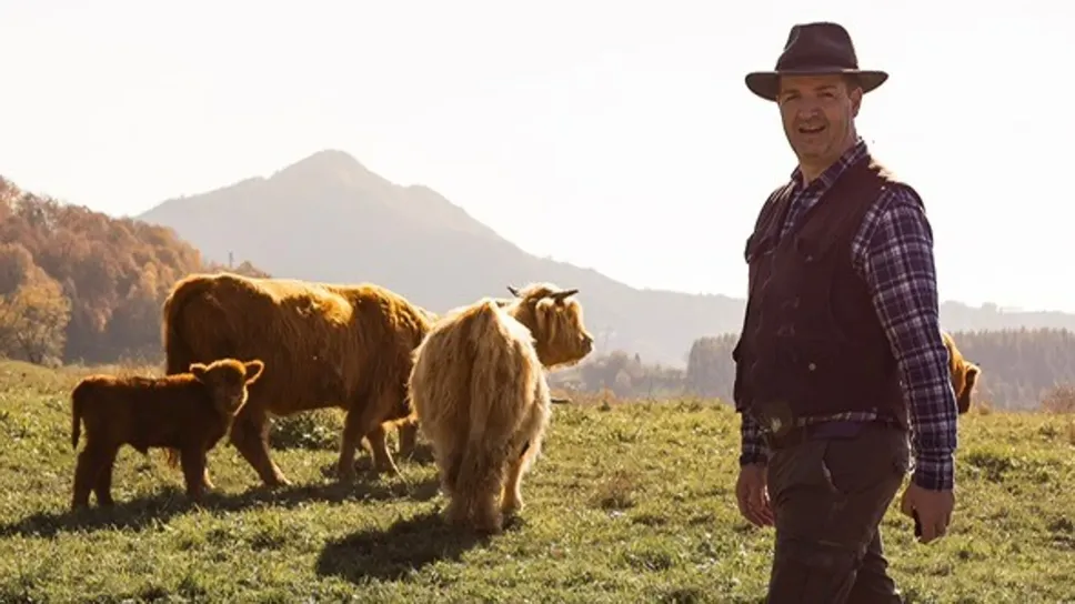 Hans Quarteroni con alcune mucche di razza Highland nella «sua» Valle Brembana Hans Quarteroni con alcune mucche di razza Highland nella «sua» Valle Brembana