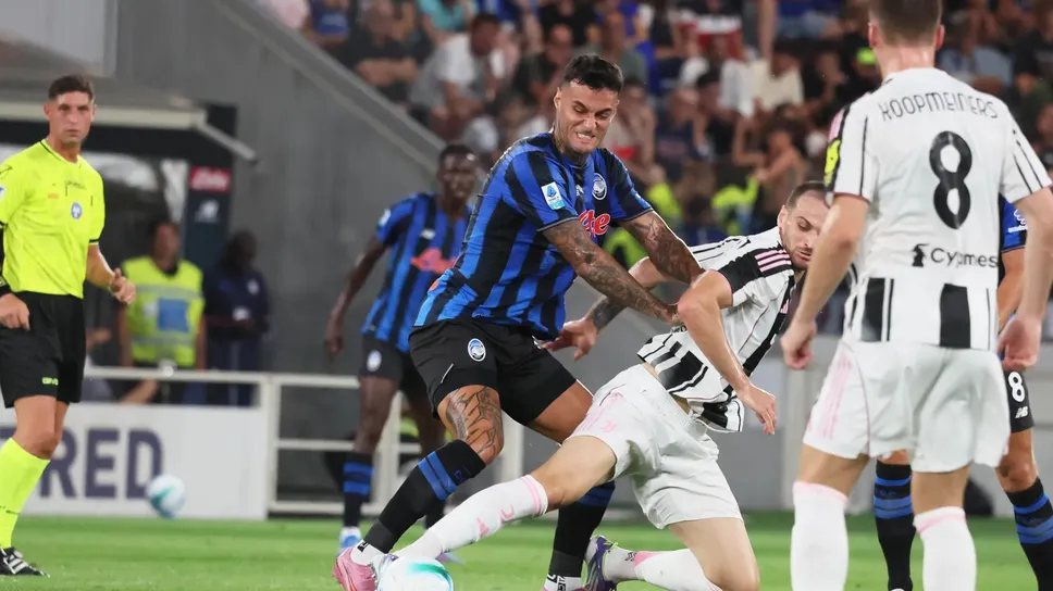 Gianluca Scamacca in azione contro la Juventus nel Trofeo Bortolotti. Domenica 24 il centravanti nerazzurro guiderà l’attacco di Juric nell’esordio in campionato contro il Pisa. L’attaccante romano è al rientro dal doppio infortunio che lo ha costretto a saltare di fatto la scorsa stagione. Alle sue spalle scalpita Krstovic Gianluca Scamacca in azione contro la Juventus nel Trofeo Bortolotti. Domenica 24 il centravanti nerazzurro guiderà l’attacco di Juric nell’esordio in campionato contro il Pisa. L’attaccante romano è al rientro dal doppio infortunio che lo ha costretto a saltare di fatto la scorsa stagione. Alle sue spalle scalpita Krstovic
