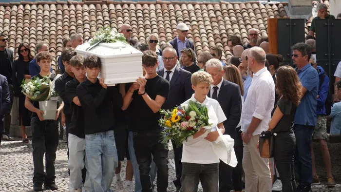 https://storage.ecodibergamo.it/media/photologue/2025/8/23/photos/cache/il-feretro-portato-dagli-amici-clusone-abbraccia-matilde-nellomelia-dobbiam_c92c2bc6-8023-11f0-baa2-a55527e0b8d4_1920_1080_v3_large_16_9.webp