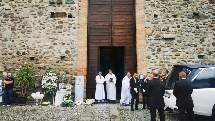 https://storage.ecodibergamo.it/media/photologue/2025/8/23/photos/cache/lultimo-saluto-a-eric-a-caprino-folla-ai-funerali_9d65ad54-7ff2-11f0-baa2-a55527e0b8d4_1920_1080_v3_large_16_9.webp