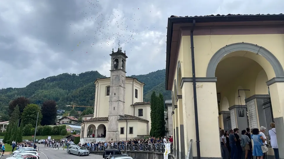 Il lungo corteo verso il cimitero