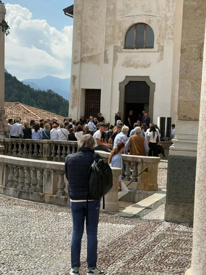 Alle 14 già tante persone davanti alla chiesa