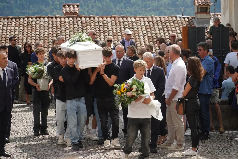 Gli amici di Matilde portano il feretro in chiesa