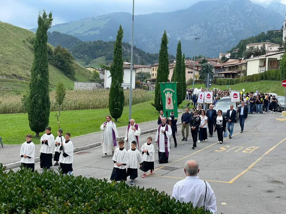 Il corteo verso il cimitero Colleoni con il gonfalone del Comune, le autorità, i rappresentanti Aido e i familiari
