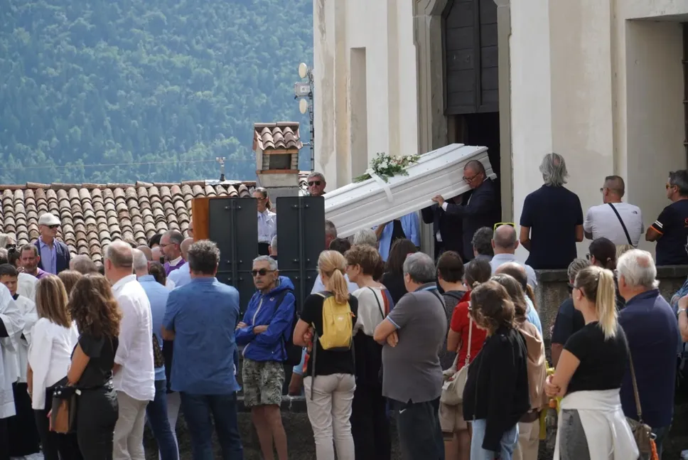 Il feretro esce dalla chiesetta di San Luigi