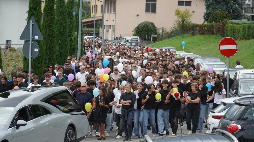 Il lungo corteo verso il cimitero dopo i funerali Il lungo corteo verso il cimitero dopo i funerali