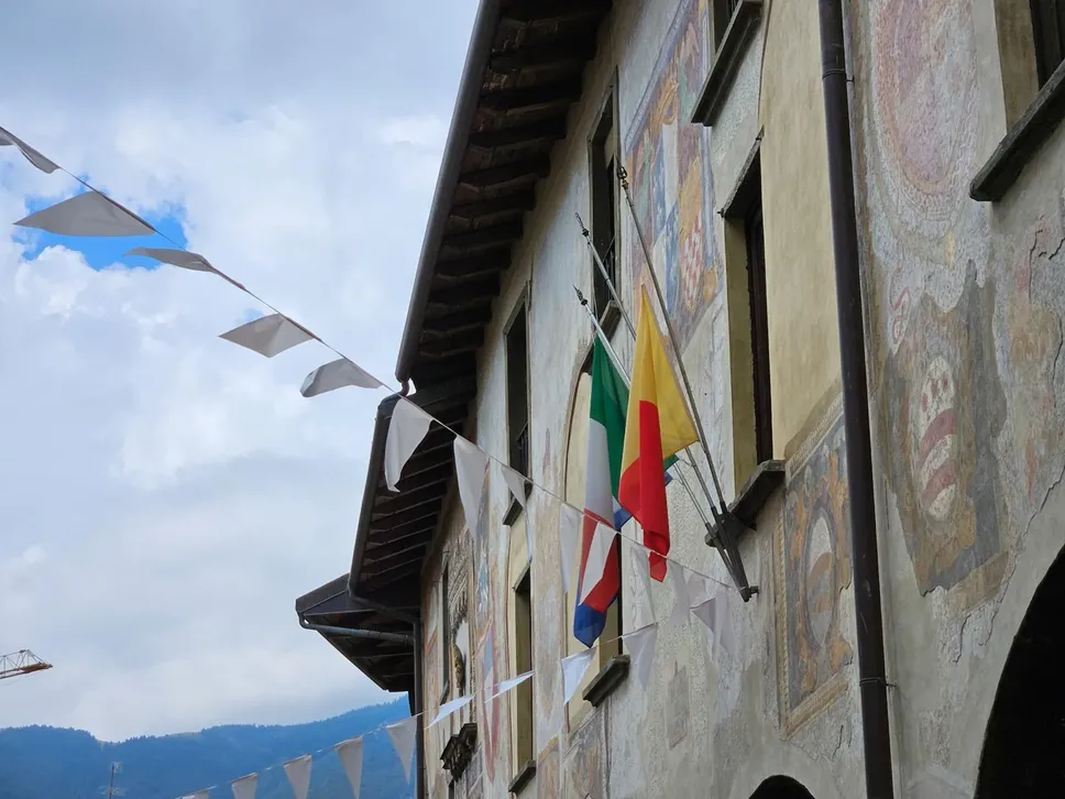 A Clusone bandiere a mezzasta per lutto cittadino