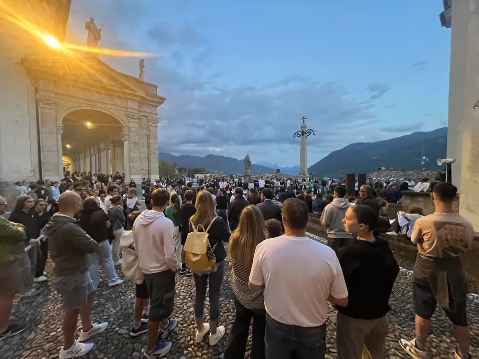 In tantissimi fuori dal sagrato della chiesa di San Luigi, sul sagrato della basilica a Clusone venerdì per la veglia